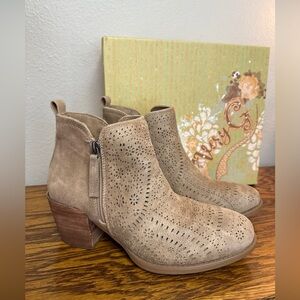 Very G Gwen booties tan flow suede laser cut pattern size 9M